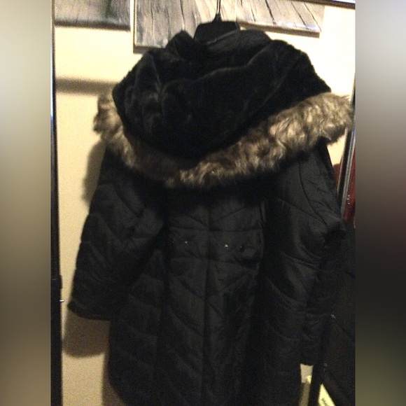 Black long coat with fur in and around the hood - Picture 5 of 5